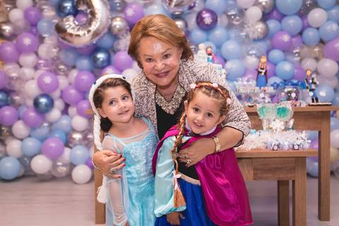 festa infantil 03 anos decoração brasilia brasilia df distrito federal book fotografo fotógrafa fotografa fotografia melhor leticia franco letícia lua nova art arte foto frozen ana elsa bolo mesa gemeas gêmeas irmãs irmas avo familia'