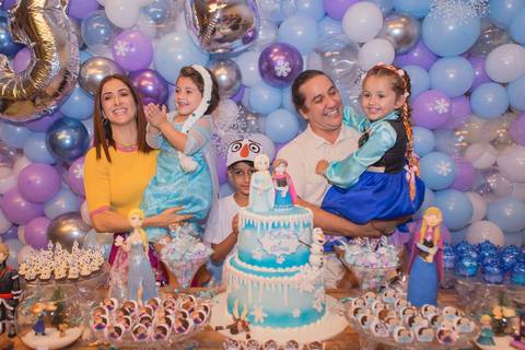 festa infantil 03 anos decoração brasilia brasilia df distrito federal book fotografo fotógrafa fotografa fotografia melhor leticia franco letícia lua nova art arte foto frozen ana elsa bolo mesa gemeas gêmeas irmãs irmas parabens'