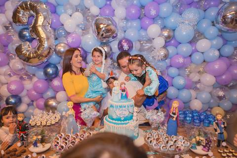 festa infantil 03 anos decoração brasilia brasilia df distrito federal book fotografo fotógrafa fotografa fotografia melhor leticia franco letícia lua nova art arte foto frozen ana elsa bolo mesa gemeas gêmeas irmãs irmas parabens'