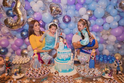 festa infantil 03 anos decoração brasilia brasilia df distrito federal book fotografo fotógrafa fotografa fotografia melhor leticia franco letícia lua nova art arte foto frozen ana elsa bolo mesa gemeas gêmeas irmãs irmas parabens'
