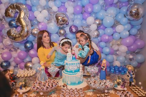 festa infantil 03 anos decoração brasilia brasilia df distrito federal book fotografo fotógrafa fotografa fotografia melhor leticia franco letícia lua nova art arte foto frozen ana elsa bolo mesa gemeas gêmeas irmãs irmas parabens'