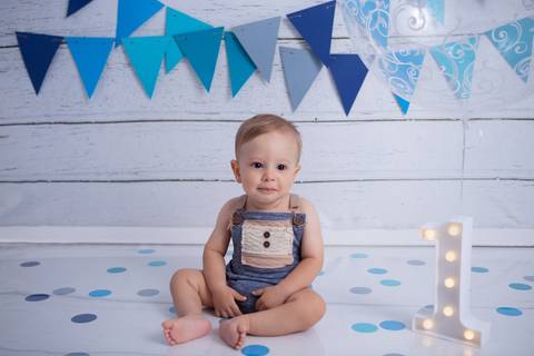 baby bebe brasília brasilia df distrito federal book fotografo fotógrafa fotografa acompanhamento fotografia 12 meses trimestral 1 ano melhor leticia franco letícia lua nova art arte foto smash the cake ensaio com bolo esmagando menino azul cinza splash'