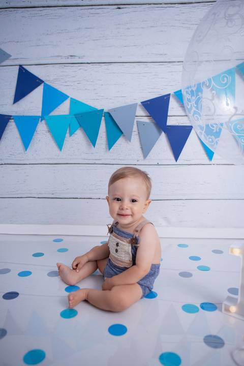 baby bebe brasília brasilia df distrito federal book fotografo fotógrafa fotografa acompanhamento fotografia 12 meses trimestral 1 ano melhor leticia franco letícia lua nova art arte foto smash the cake ensaio com bolo esmagando menino azul cinza splash'