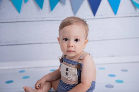 baby bebe brasília brasilia df distrito federal book fotografo fotógrafa fotografa acompanhamento fotografia 12 meses trimestral 1 ano melhor leticia franco letícia lua nova art arte foto smash the cake ensaio com bolo esmagando menino azul cinza splash'