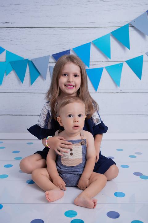 baby bebe brasília brasilia df distrito federal book fotografo fotógrafa fotografa acompanhamento fotografia 12 meses trimestral 1 ano melhor leticia franco letícia lua nova art arte foto smash the cake ensaio com bolo esmagando menino azul cinza splash'