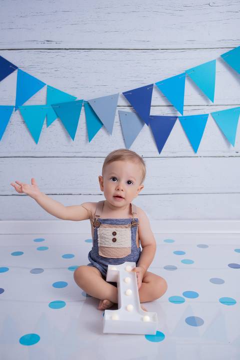 baby bebe brasília brasilia df distrito federal book fotografo fotógrafa fotografa acompanhamento fotografia 12 meses trimestral 1 ano melhor leticia franco letícia lua nova art arte foto smash the cake ensaio com bolo esmagando menino azul cinza splash'