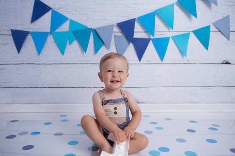 baby bebe brasília brasilia df distrito federal book fotografo fotógrafa fotografa acompanhamento fotografia 12 meses trimestral 1 ano melhor leticia franco letícia lua nova art arte foto smash the cake ensaio com bolo esmagando menino azul cinza splash'