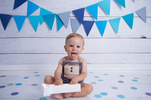 baby bebe brasília brasilia df distrito federal book fotografo fotógrafa fotografa acompanhamento fotografia 12 meses trimestral 1 ano melhor leticia franco letícia lua nova art arte foto smash the cake ensaio com bolo esmagando menino azul cinza splash'