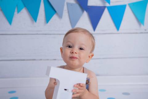baby bebe brasília brasilia df distrito federal book fotografo fotógrafa fotografa acompanhamento fotografia 12 meses trimestral 1 ano melhor leticia franco letícia lua nova art arte foto smash the cake ensaio com bolo esmagando menino azul cinza splash'
