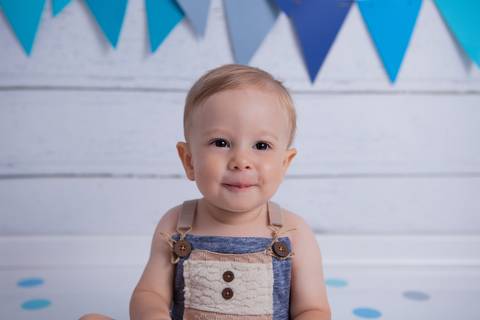 baby bebe brasília brasilia df distrito federal book fotografo fotógrafa fotografa acompanhamento fotografia 12 meses trimestral 1 ano melhor leticia franco letícia lua nova art arte foto smash the cake ensaio com bolo esmagando menino azul cinza splash'