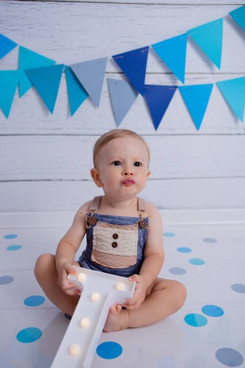 baby bebe brasília brasilia df distrito federal book fotografo fotógrafa fotografa acompanhamento fotografia 12 meses trimestral 1 ano melhor leticia franco letícia lua nova art arte foto smash the cake ensaio com bolo esmagando menino azul cinza splash'