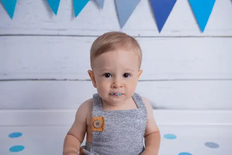 baby bebe brasília brasilia df distrito federal book fotografo fotógrafa fotografa acompanhamento fotografia 12 meses trimestral 1 ano melhor leticia franco letícia lua nova art arte foto smash the cake ensaio com bolo esmagando menino azul cinza splash'