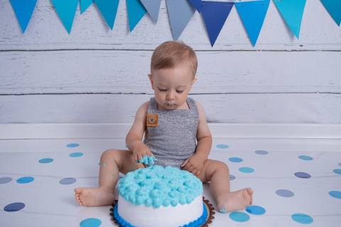 baby bebe brasília brasilia df distrito federal book fotografo fotógrafa fotografa acompanhamento fotografia 12 meses trimestral 1 ano melhor leticia franco letícia lua nova art arte foto smash the cake ensaio com bolo esmagando menino azul cinza splash'