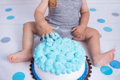 baby bebe brasília brasilia df distrito federal book fotografo fotógrafa fotografa acompanhamento fotografia 12 meses trimestral 1 ano melhor leticia franco letícia lua nova art arte foto smash the cake ensaio com bolo esmagando menino azul cinza splash'