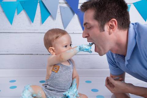 baby bebe brasília brasilia df distrito federal book fotografo fotógrafa fotografa acompanhamento fotografia 12 meses trimestral 1 ano melhor leticia franco letícia lua nova art arte foto smash the cake ensaio com bolo esmagando menino azul cinza splash'