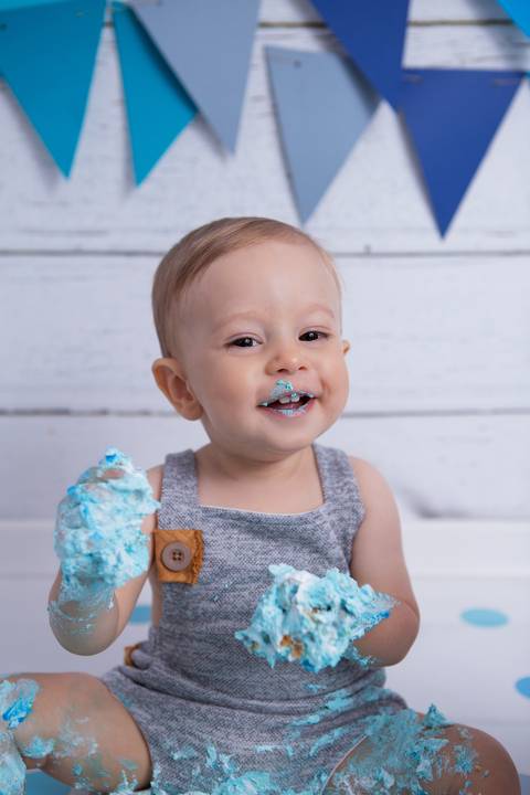 baby bebe brasília brasilia df distrito federal book fotografo fotógrafa fotografa acompanhamento fotografia 12 meses trimestral 1 ano melhor leticia franco letícia lua nova art arte foto smash the cake ensaio com bolo esmagando menino azul cinza splash'