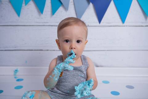 baby bebe brasília brasilia df distrito federal book fotografo fotógrafa fotografa acompanhamento fotografia 12 meses trimestral 1 ano melhor leticia franco letícia lua nova art arte foto smash the cake ensaio com bolo esmagando menino azul cinza splash'
