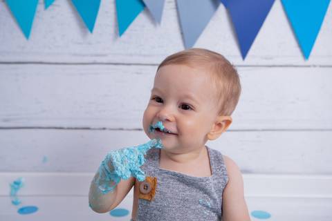 baby bebe brasília brasilia df distrito federal book fotografo fotógrafa fotografa acompanhamento fotografia 12 meses trimestral 1 ano melhor leticia franco letícia lua nova art arte foto smash the cake ensaio com bolo esmagando menino azul cinza splash'