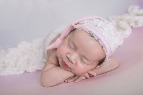 newborn teresa fotografa fotografo fotógrafa brasilia brasília df distrito federal recém nascido baby bebe bebê reborn wrap enrolado rainbow arco iris arco-iris touca mão no queixo'