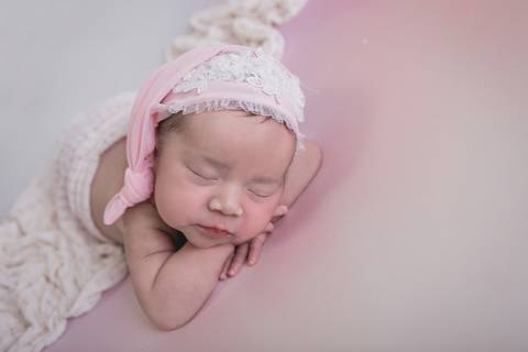 newborn teresa fotografa fotografo fotógrafa brasilia brasília df distrito federal recém nascido baby bebe bebê reborn wrap enrolado rainbow arco iris arco-iris mão no queixo'