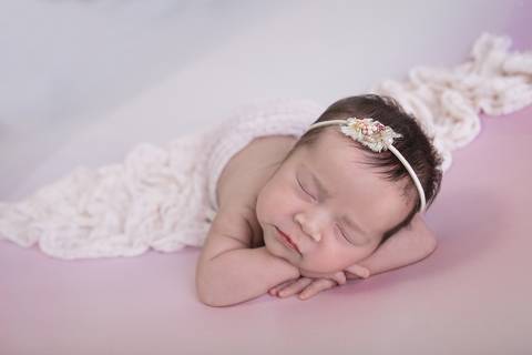 newborn teresa fotografa fotografo fotógrafa brasilia brasília df distrito federal recém nascido baby bebe bebê reborn wrap enrolado rainbow arco iris arco-iris mão no queixo'