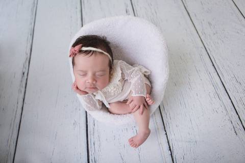 newborn teresa fotografa fotografo fotógrafa brasilia brasília df distrito federal recém nascido baby bebe bebê reborn wrap enrolado rainbow arco iris arco-iris baby chair posing pod paloma schell'