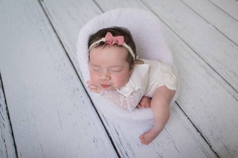 newborn teresa fotografa fotografo fotógrafa brasilia brasília df distrito federal recém nascido baby bebe bebê reborn wrap enrolado rainbow arco iris arco-iris baby chair posing pod paloma schell'