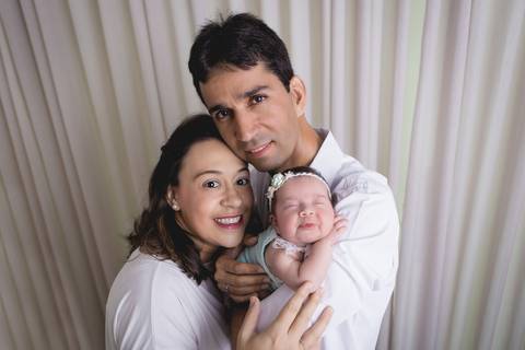 newborn teresa fotografa fotografo fotógrafa brasilia brasília df distrito federal recém nascido baby bebe bebê reborn wrap enrolado rainbow arco iris arco-iris pais familia mae pai'