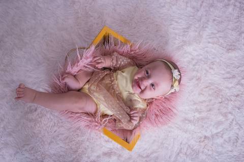 baby bebê bebe família familia brasília brasilia df distrito federal book fotografo fotógrafa fotografa acompanhamento fotografia 6 meses trimestral melhor leticia franco letícia lua nova art arte foto fotografa fotografo muro pelo rosa com amarelo de cim'