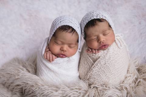 newborn adhara ayla fotografa fotografo fotógrafa brasilia brasília df distrito federal recém nascido baby bebe bebê reborn wrap enrolado gêmeas gêmeos twins saco de batata'