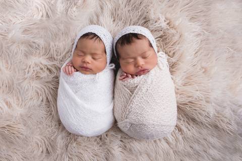 newborn adhara ayla fotografa fotografo fotógrafa brasilia brasília df distrito federal recém nascido baby bebe bebê reborn wrap enrolado gêmeas gêmeos twins saco de batata'