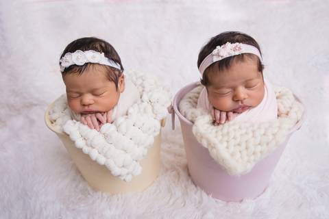 newborn adhara ayla fotografa fotografo fotógrafa brasilia brasília df distrito federal recém nascido baby bebe bebê reborn wrap enrolado gêmeas gêmeos twins saco de batata passarinho balde amarelo e rosa'