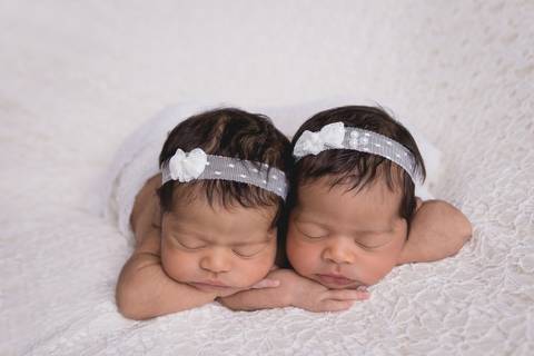 newborn adhara ayla fotografa fotografo fotógrafa brasilia brasília df distrito federal recém nascido baby bebe bebê reborn wrap enrolado gêmeas gêmeos twins saco de batata mão no queixo bracinho'