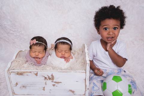 newborn adhara ayla fotografa fotografo fotógrafa brasilia brasília df distrito federal recém nascido baby bebe bebê reborn wrap enrolado gêmeas gêmeos twins saco de batata siblings irmão '