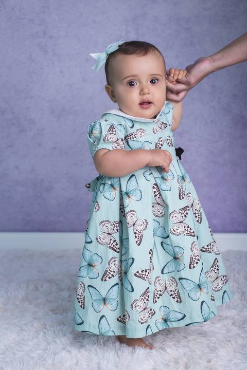 baby bebê bebe família familia brasília brasilia df distrito federal book fotografo fotógrafa fotografa acompanhamento fotografia 11 meses trimestral noroeste melhor leticia franco letícia lua nova art arte foto lilás com verde segurando mão da mamãe'