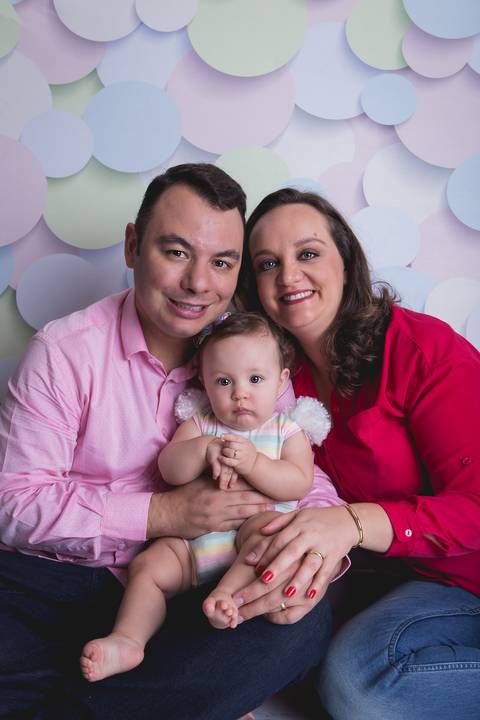 baby bebê bebe família familia brasília brasilia df distrito federal book fotografo fotógrafa fotografa acompanhamento fotografia 9 meses trimestral octogonal melhor leticia franco letícia lua nova art arte foto lilás com rosa arco iris pais familia'