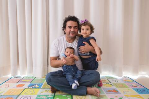 bebê recém nascido e fundo azul newborn brasilia fotografa fotografo fotógrafa brasília df distrito federal baby bebe reborn wrap enrolado lago sul altiplano leste ursinho touca irmãos irmã irmão família filhos'