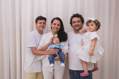 bebê recém nascido e fundo azul newborn brasilia fotografa fotografo fotógrafa brasília df distrito federal baby bebe reborn wrap enrolado lago sul altiplano leste ursinho touca irmãos irmã irmão família filhos'