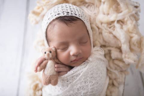 bebê recém nascido e fundo azul newborn brasilia fotografa fotografo fotógrafa brasília df distrito federal baby bebe reborn wrap enrolado lago sul altiplano leste ursinho touca'