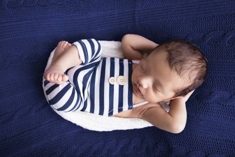 pose do bumbum pra cima com bebê recém nascido e calça macacão listrado e fundo azul marinho newborn brasilia fotografa fotografo fotógrafa brasília df distrito federal baby bebe reborn wrap enrolado lago sul altiplano leste'