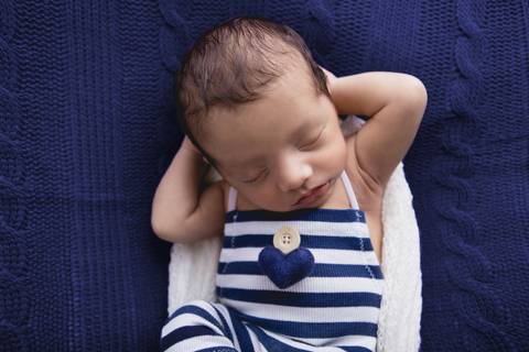pose do bumbum pra cima com bebê recém nascido e calça macacão listrado e fundo azul marinho newborn brasilia fotografa fotografo fotógrafa brasília df distrito federal baby bebe reborn wrap enrolado lago sul altiplano leste'