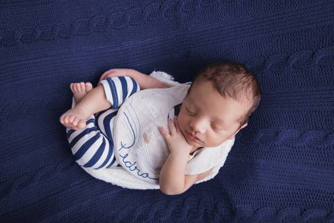 pose do bumbum pra cima com bebê recém nascido e calça macacão listrado e fundo azul marinho newborn brasilia fotografa fotografo fotógrafa brasília df distrito federal baby bebe reborn wrap enrolado lago sul altiplano leste'