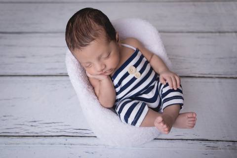 pose do bumbum pra cima com bebê recém nascido e calça macacão listrado e fundo azul marinho newborn brasilia fotografa fotografo fotógrafa brasília df distrito federal baby bebe reborn wrap enrolado lago sul altiplano leste baby chair cadeira cadeirinha'