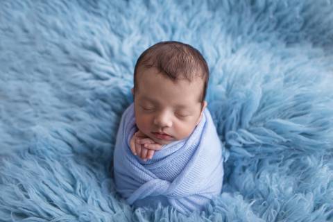 pose do bumbum pra cima com bebê recém nascido e calça macacão listrado e fundo azul marinho newborn brasilia fotografa fotografo fotógrafa brasília df distrito federal baby bebe reborn wrap enrolado lago sul altiplano leste saco de batata pacotinho'