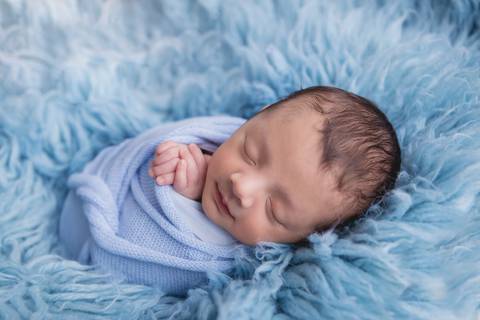 pose do bumbum pra cima com bebê recém nascido e calça macacão listrado e fundo azul marinho newborn brasilia fotografa fotografo fotógrafa brasília df distrito federal baby bebe reborn wrap enrolado lago sul altiplano leste saco de batata pacotinho'
