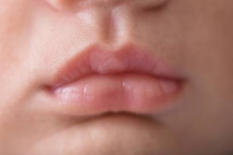 bebê recém nascido e calça macacão listrado e fundo azul marinho newborn brasilia fotografa fotografo fotógrafa brasília df distrito federal baby bebe reborn wrap enrolado lago sul altiplano leste saco de batata pacotinho detalhes boca'