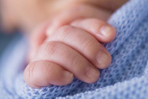 bebê recém nascido e calça macacão listrado e fundo azul marinho newborn brasilia fotografa fotografo fotógrafa brasília df distrito federal baby bebe reborn wrap enrolado lago sul altiplano leste saco de batata pacotinho detalhes boca mãos'