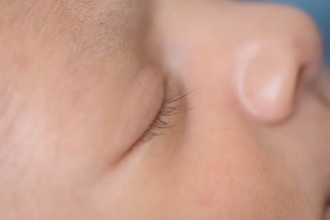 bebê recém nascido e calça macacão listrado e fundo azul marinho newborn brasilia fotografa fotografo fotógrafa brasília df distrito federal baby bebe reborn wrap enrolado lago sul altiplano leste saco de batata pacotinho detalhes boca cílios olhos nariz'