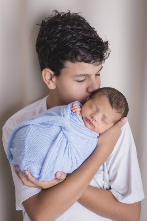 bebê recém nascido e fundo azul newborn brasilia fotografa fotografo fotógrafa brasília df distrito federal baby bebe reborn wrap enrolado lago sul altiplano leste ursinho touca irmãos irmão'