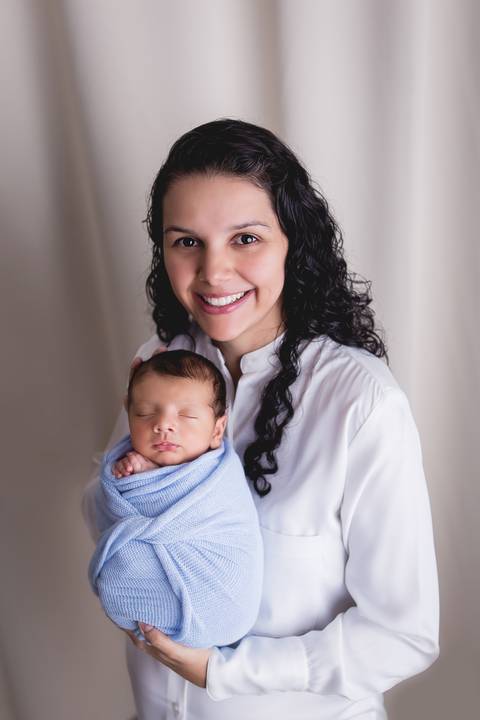 bebê recém nascido e fundo azul newborn brasilia fotografa fotografo fotógrafa brasília df distrito federal baby bebe reborn wrap enrolado lago sul altiplano leste ursinho touca mãe filho'